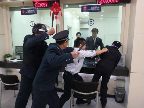 在银行取钱被抢劫银行赔吗,储户在银行内现金被抢银行负责吗