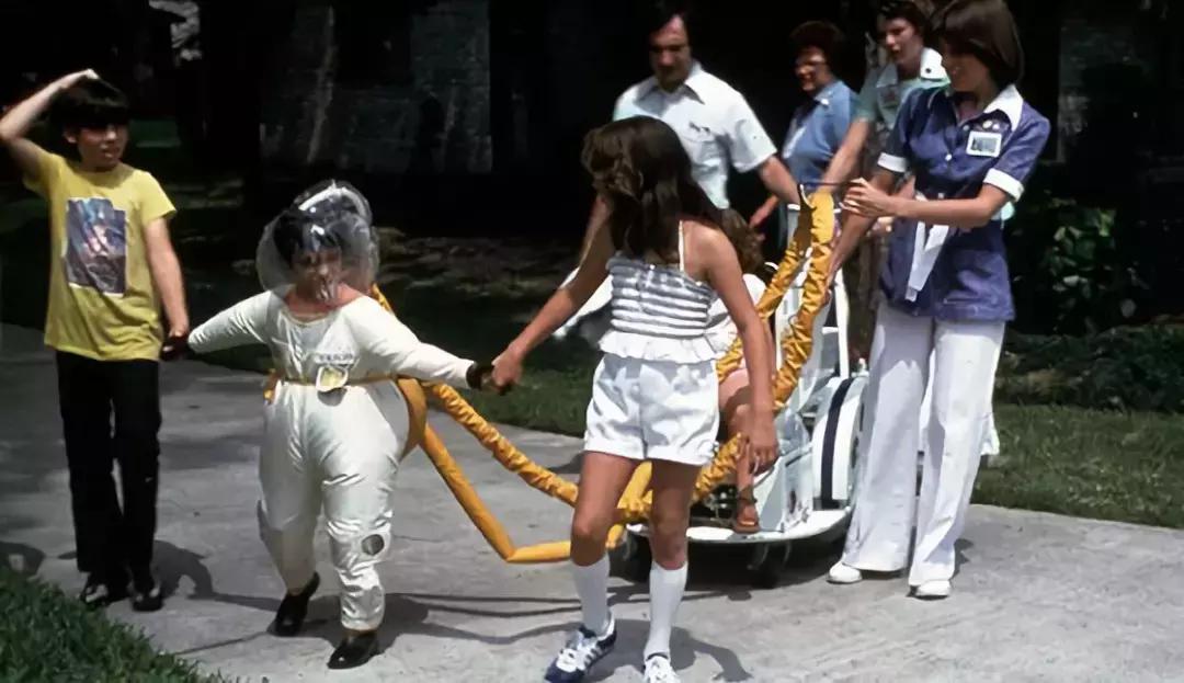 泡泡男孩被隔离12年完整版,12岁男孩走出隔离罩的视频