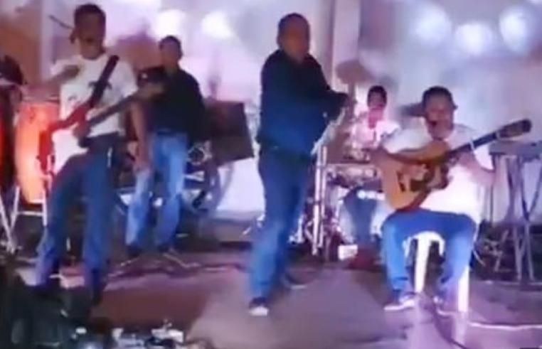 墨西哥贩毒团伙爆发枪战,墨西哥毒贩直播被杀