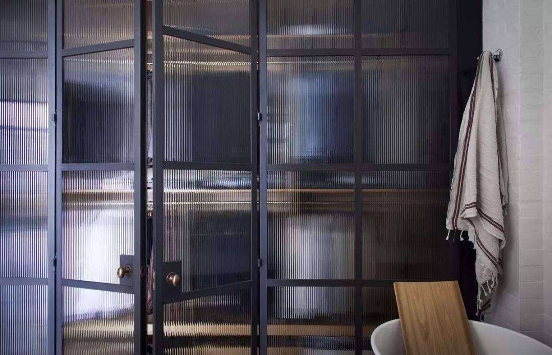 长虹玻璃做出来的阳台隔断效果,长虹玻璃嵌入墙体增加采光