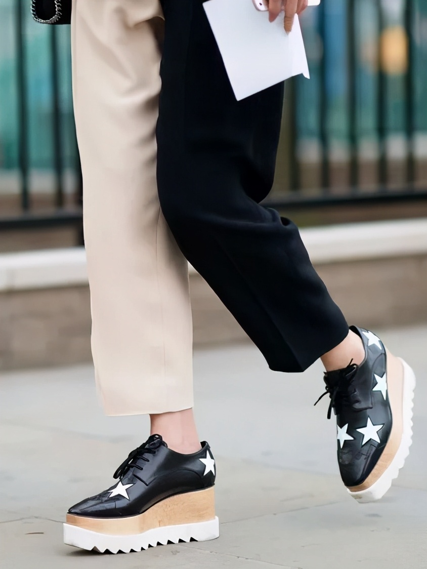 秋季小白鞋百搭款,潮流百搭小白鞋舒适不累脚的皮鞋