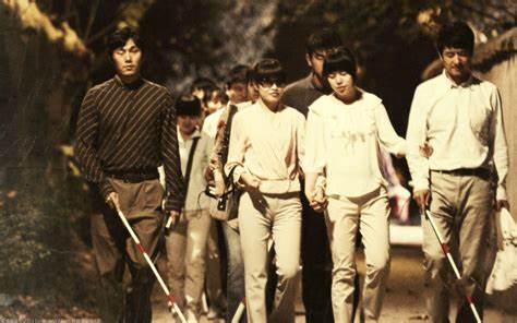 那么多小心试探的线索，那么多静水流深的情绪，原来我们都错过