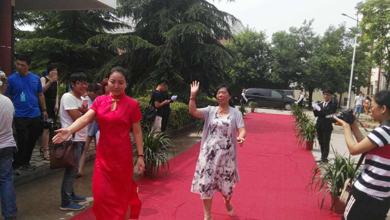 张美娥周星驰片酬,周星驰是怎么选上张美娥的