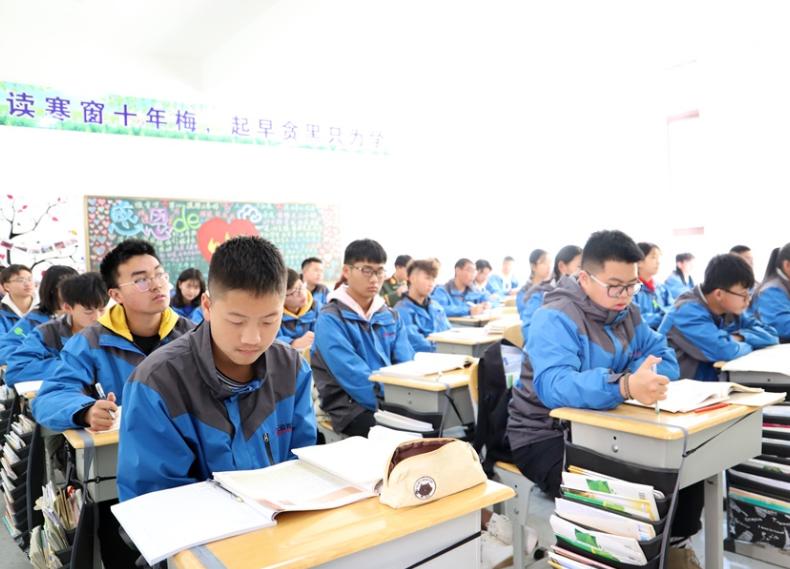 学生吐槽班主任“后门*窥偷**”，老师一脸无辜神回复，瞬间笑翻全场