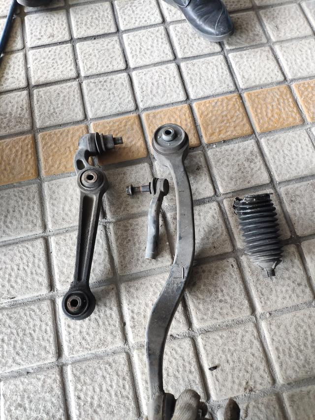 马6换完后减震还是咯噔响,马6上摆臂减震器怎么拆