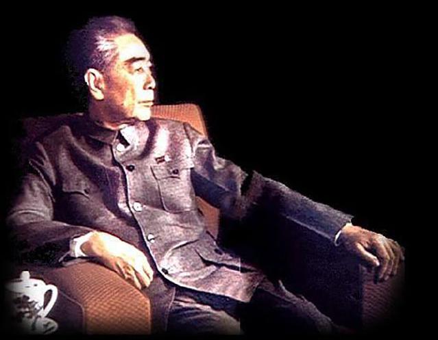 记者故意刁难周总理:为何要用美产钢笔?他的回答让记者羞愧