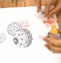 用笔刀雕刻橡皮擦,用刻刀在纸上刻字