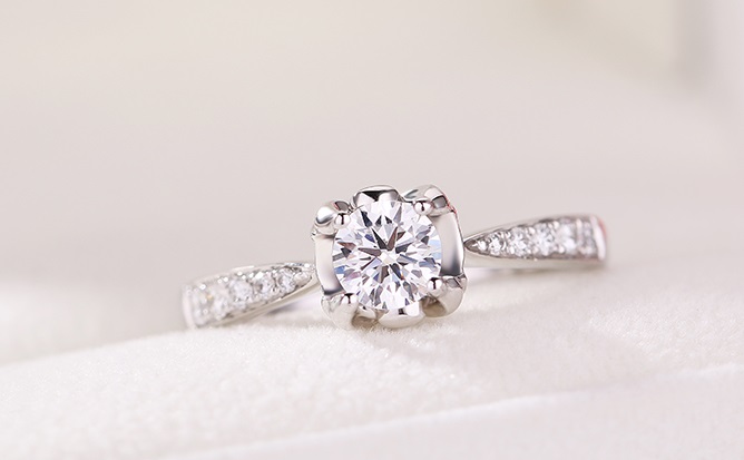 挚爱见证的钻戒，指间玫瑰永不凋零