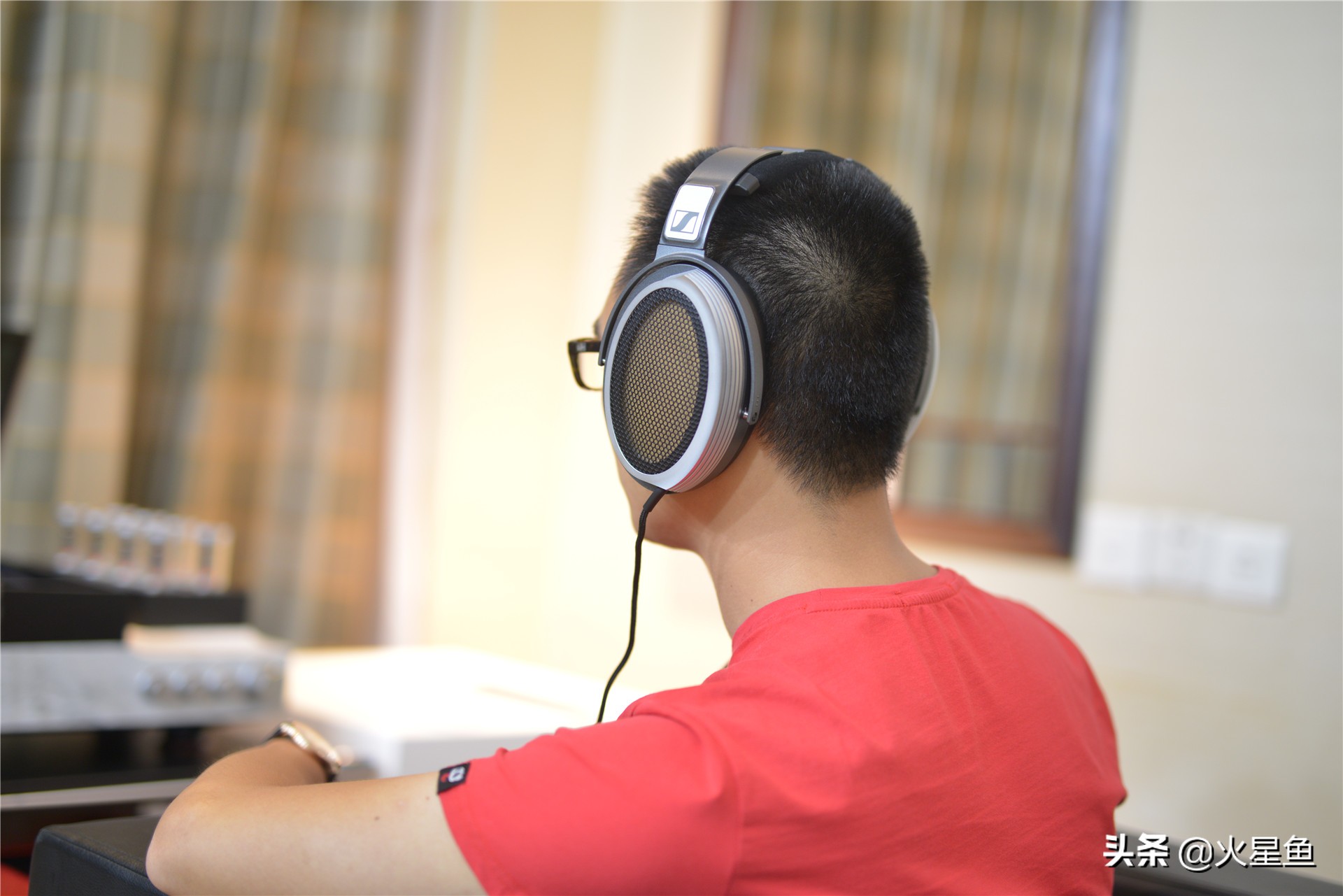 朋友买了个耳机,朋友买了一个声卡耳机