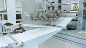 央视新闻联播比亚迪口罩,五菱口罩上央视新闻联播