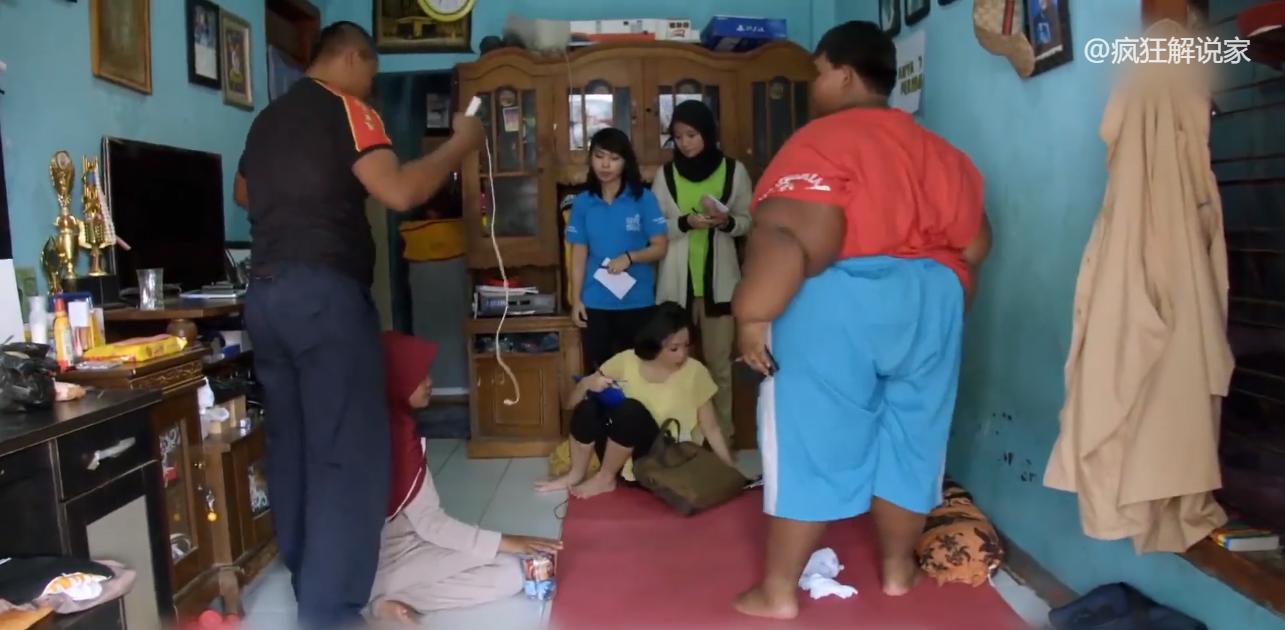 印尼最胖男孩减重200斤,印尼小胖墩