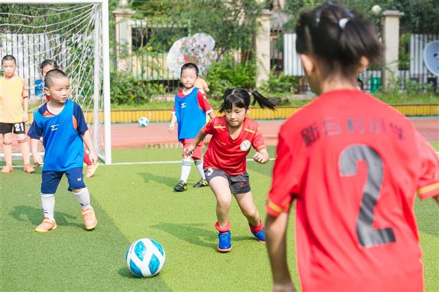小学生暑假足球封闭训练营,炎炎夏日儿童足球训练