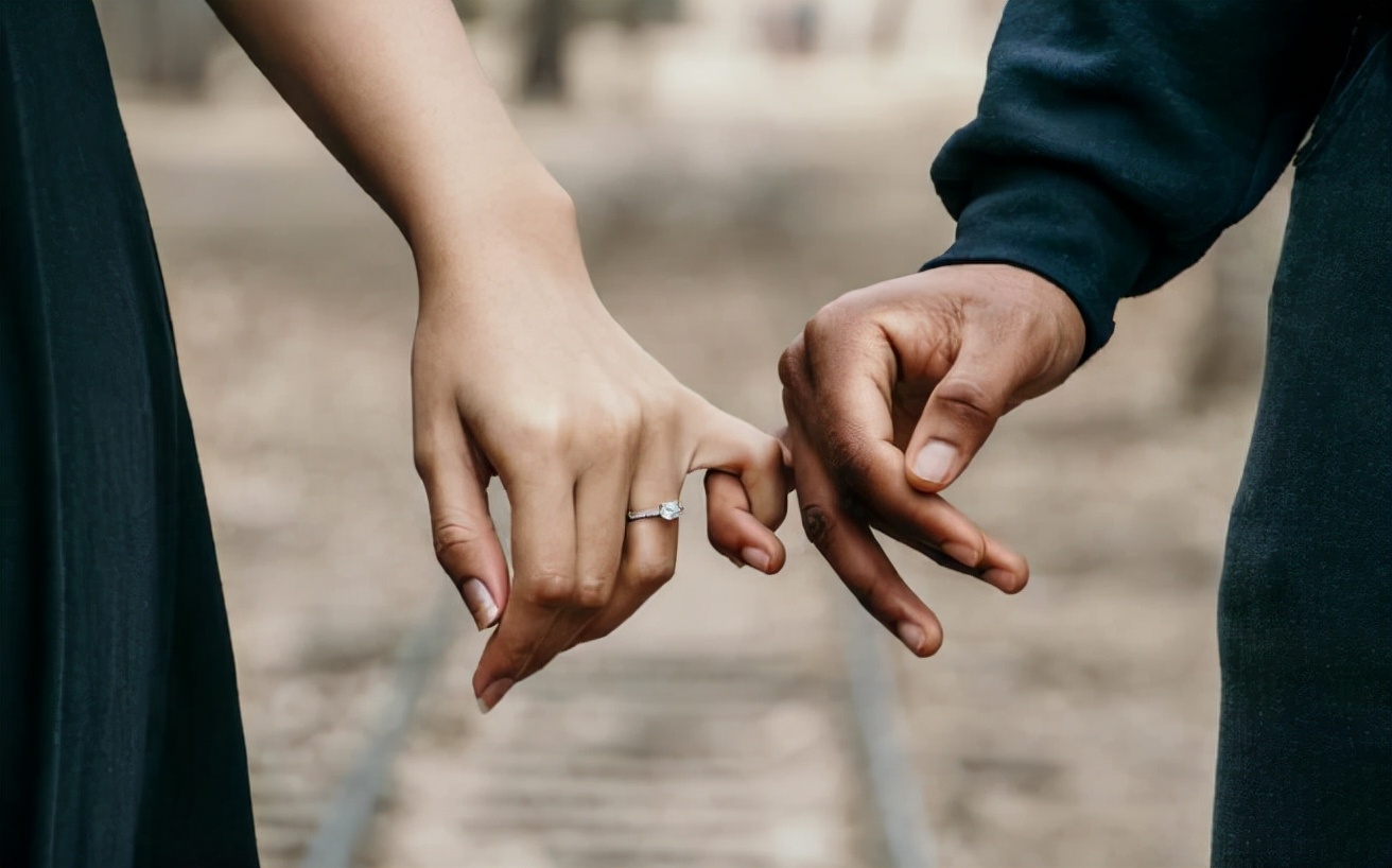 戒指戴在不同手指上的意思,戒指戴在每个手指上表达的是什么