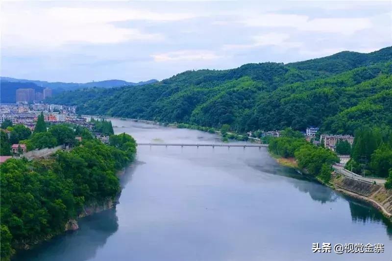 金寨城市夜晚霓虹灯璀璨,金寨山城夜景美景