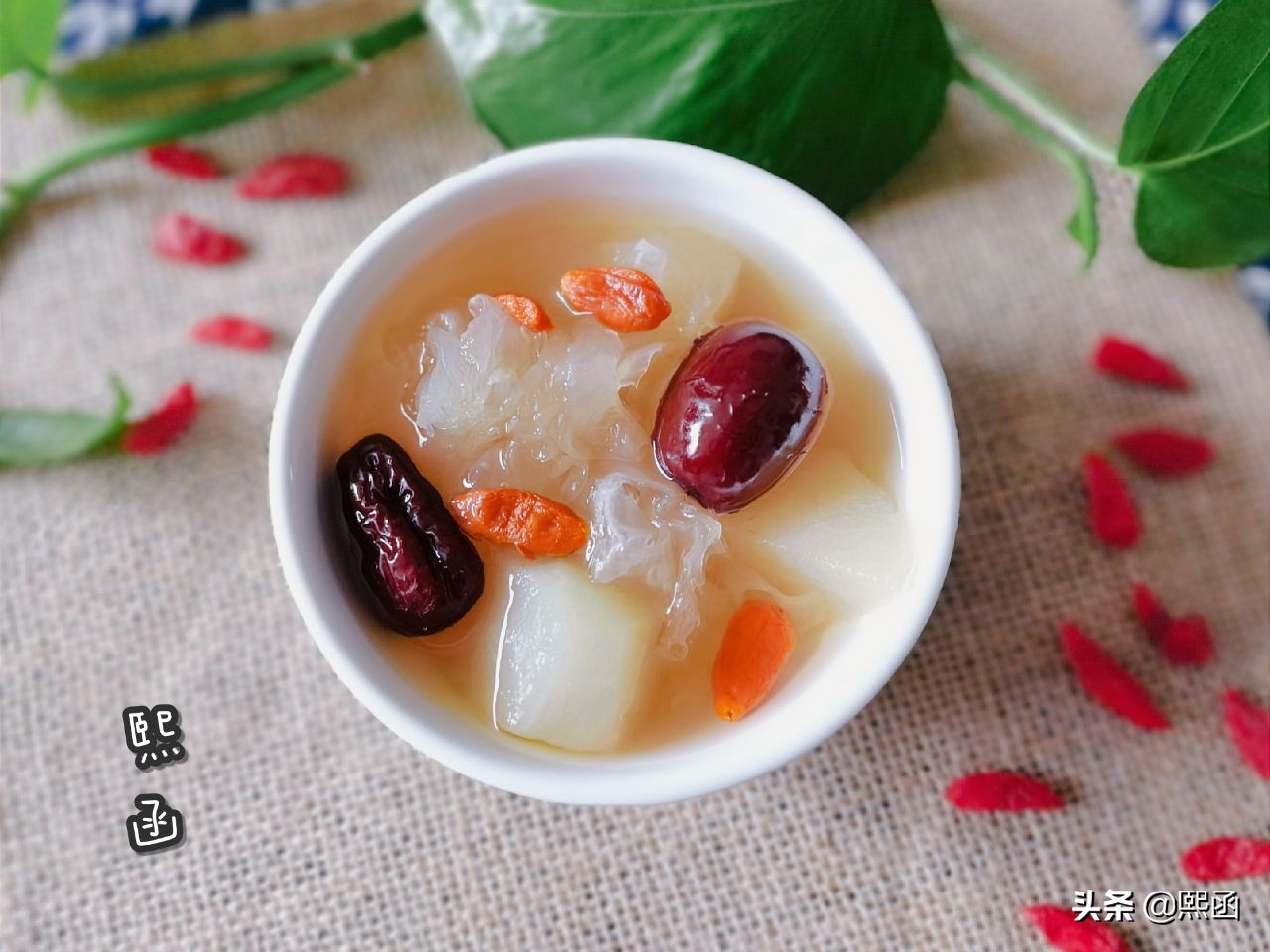 银耳和雪梨一起下锅能不能熬出胶,鲜银耳炖雪梨正确做法