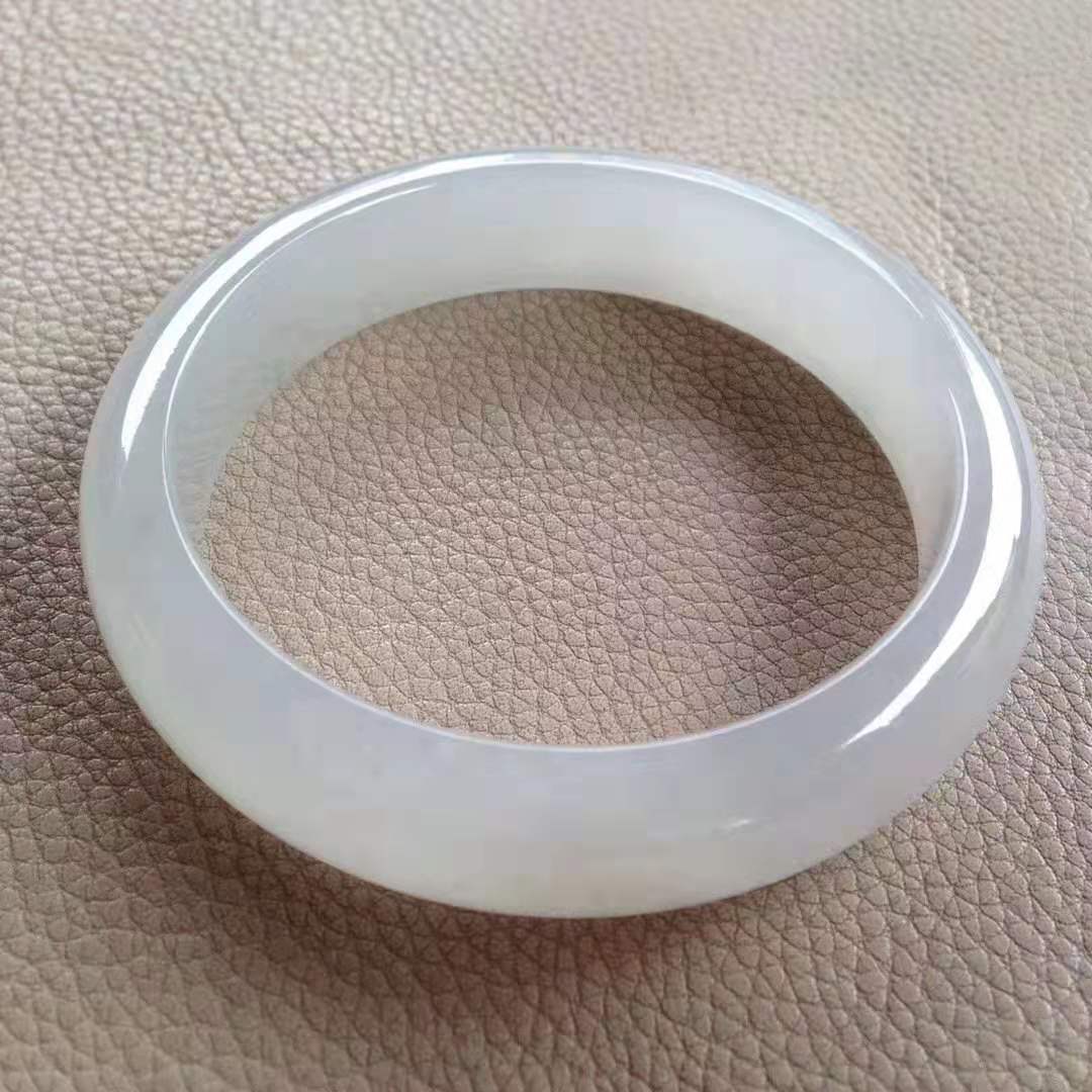 选购翡翠手镯时应该注意哪些细节,挑翡翠手镯要怎样挑选好的