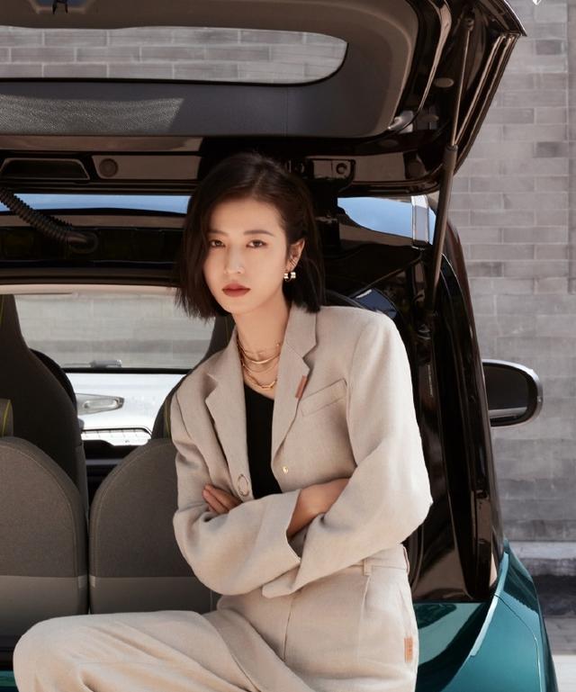 大圆脸女生短发显脸小,短发女发型圆脸显脸小