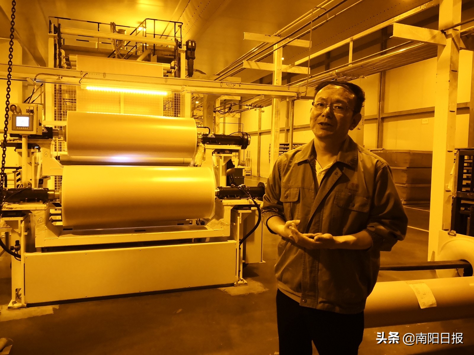 在他的带领下,设计并建设了国内第一条柔性树脂版生产线——黄黎明:科技创新路上的“探索者”