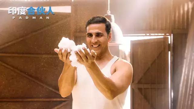 这个了不起的男人,靠着给女人做卫生巾成为英雄!