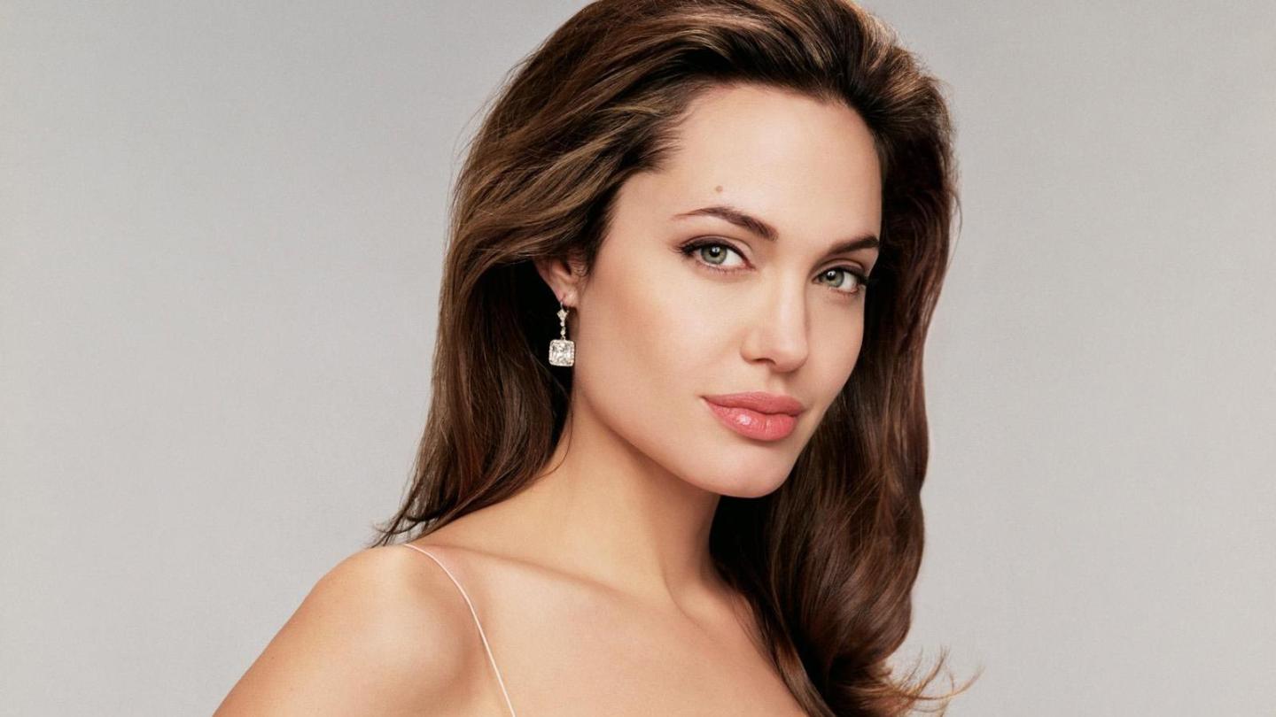 安吉丽娜朱莉成长史,安吉丽娜朱莉成长故事