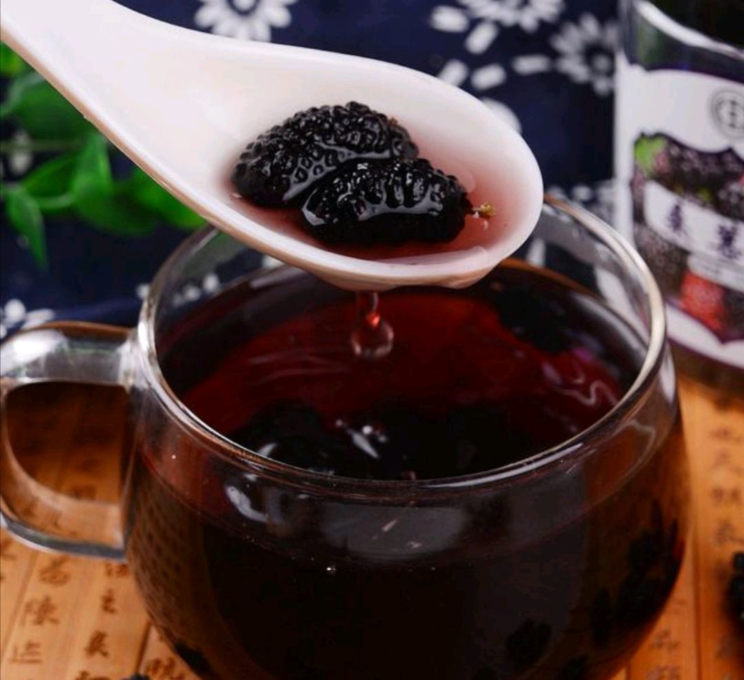 桑葚干水洗掉色,桑葚干是否染色用水泡能鉴别吗