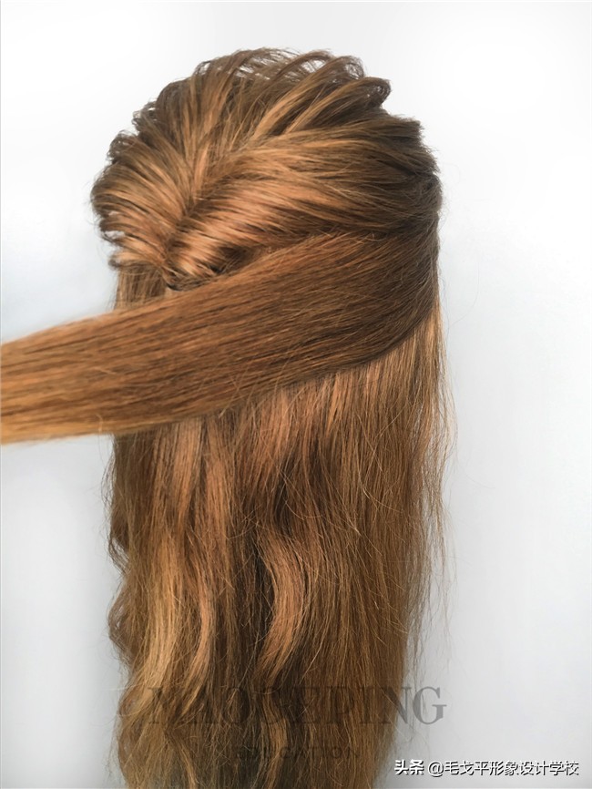 厌倦做个女汉子？就用这款发型唤回你的精致女人味吧！