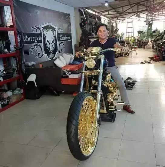 越南金哥戴黄金是真的吗,越南小伙每天戴13公斤黄金