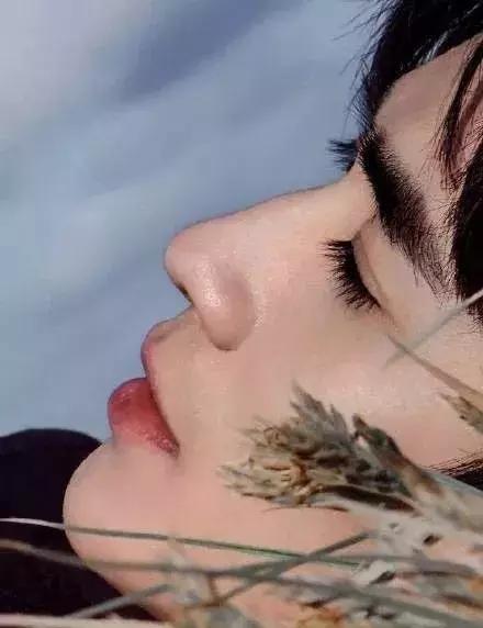 吴谨言迪丽热巴对比惨烈，热巴年纪更小却因这个bug显老10岁？