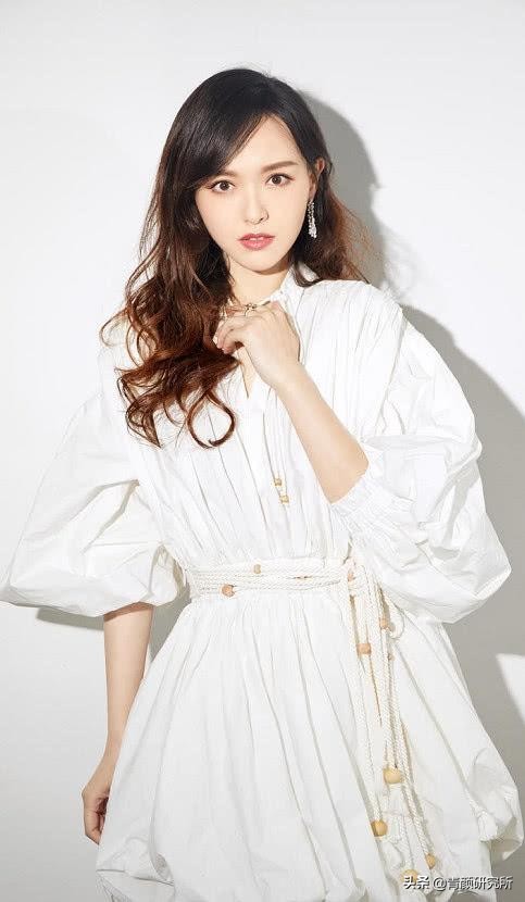 高腰梨形裙杨幂,镂空花朵裙杨幂穿搭