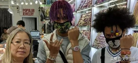 这位卖大金链潮籍大妈是继老干妈之后，又一个征服美国的女人