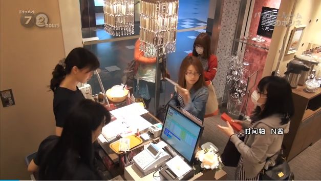 日本车站内的共享化妆室，提供各类化妆品！便利素颜赶车女性