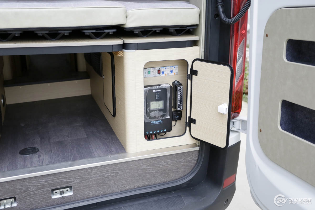 25万大通v90七座,大通v90自动挡5.95米长轴高顶房车