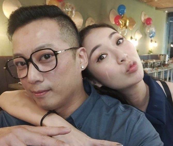 香港著名女星逆境下开奶茶店,亲自制作饮品,冒雨派发传单做宣传