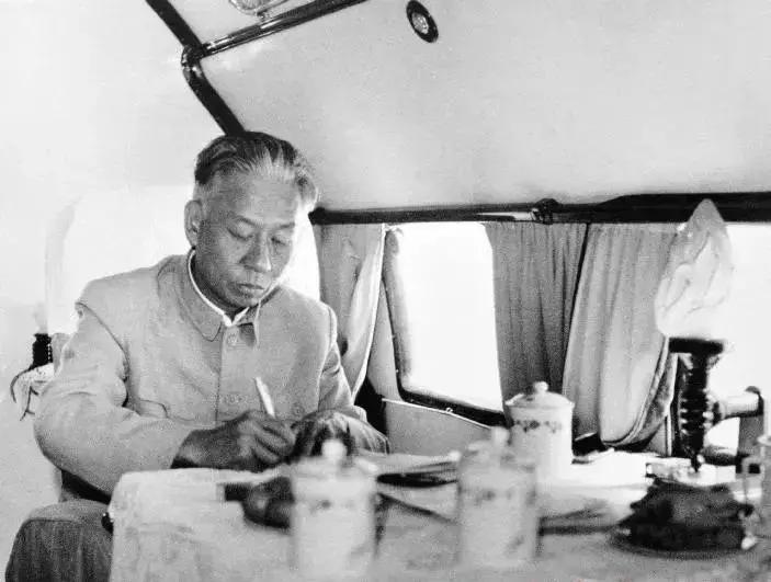 习*平近**用五个“光辉榜样”概括*少奇刘**的一生