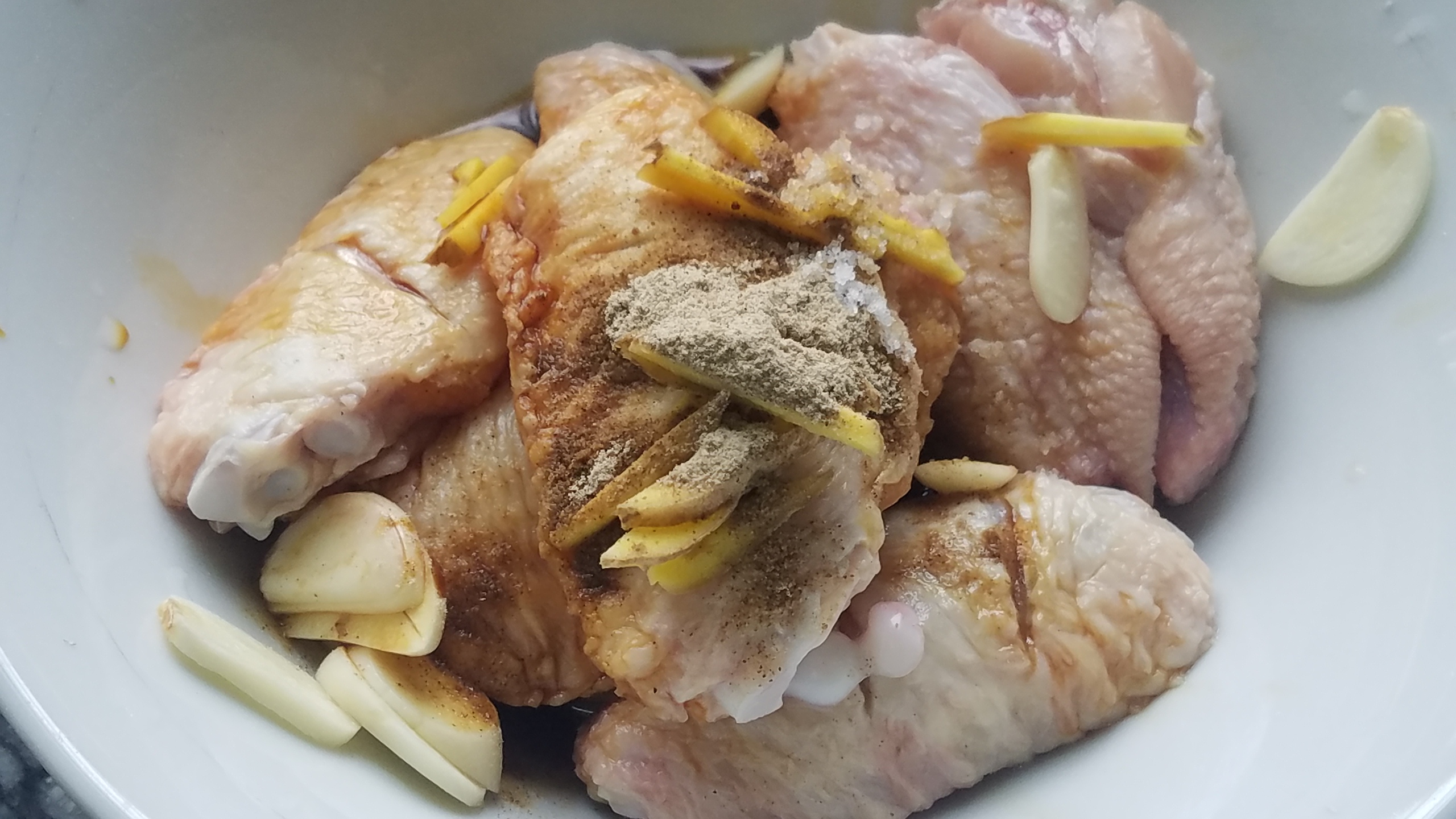 如何做卤香味瑞士鸡翅,辣盐鸡翅香味扑鼻而且做法也简单