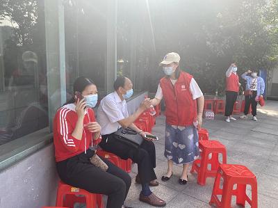 夏日送清凉志愿者辛苦挥汗如雨,志愿者为高考一线工作者送清凉