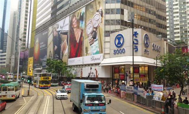 花几百万从英国人手中，买回大片香港地皮，近百年后赚到8百亿