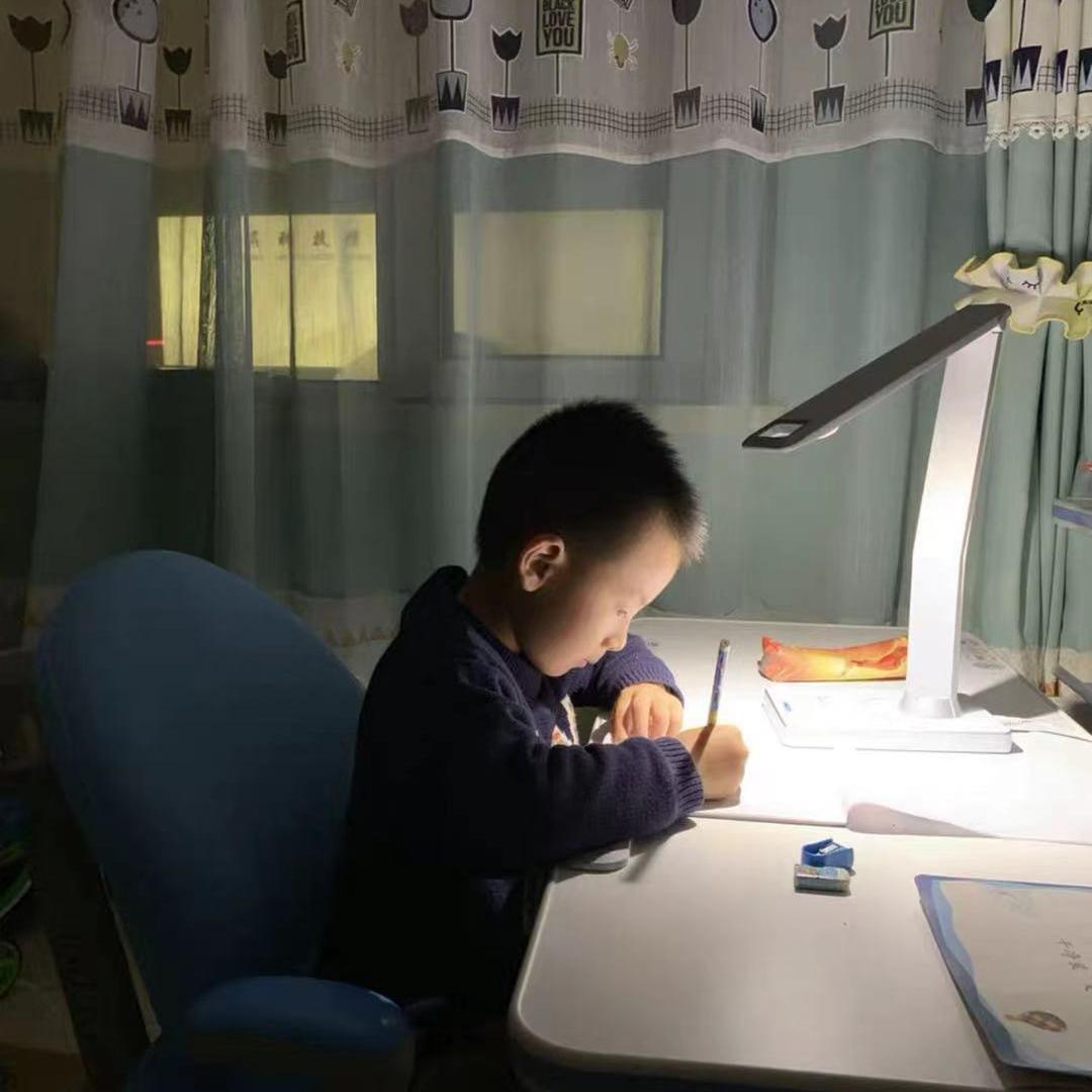 妈妈花4千买儿童书桌后悔不已，给娃买书桌，先看完这份央视调查