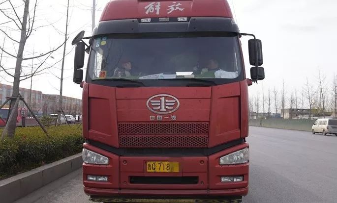 *牌套**车齐上路！临沂这俩司机心真大