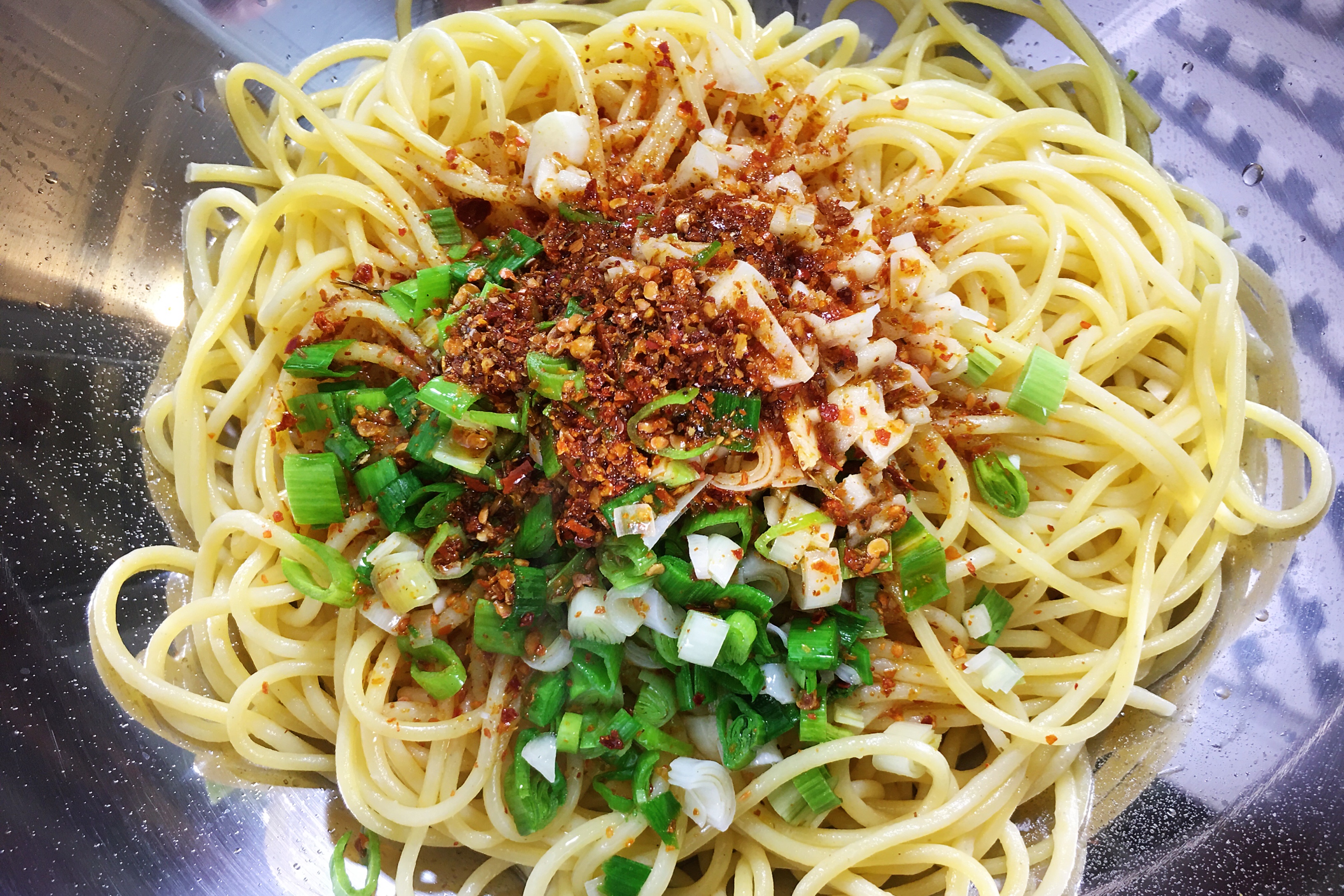 玉米面条先泡后煮的视频,玉米面条生吃