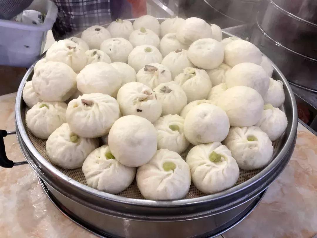 “老板儿，来十个包子，肉的哈~”都江堰人的早晨从这口油滋滋开始，这8家包子店，你最钟意哪家？