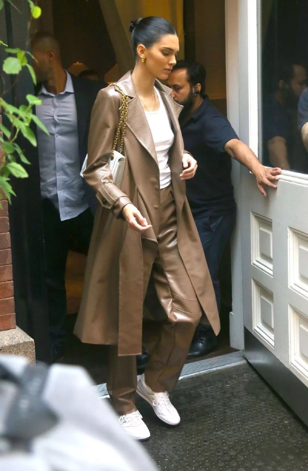 穿皮裤怎么搭配上衣相关视频,皮裤配什么鞋子比较好看