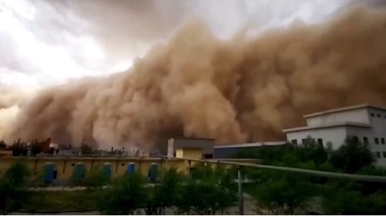 沙尘暴来袭天空立马变黑,敦煌沙尘暴来临时变成天昏地暗