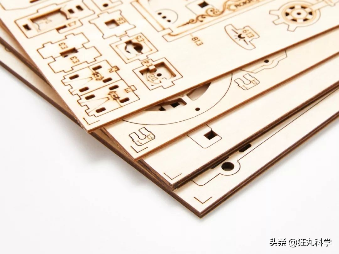 用老式胶片放映机改造投影过程,用木板拼出的老式电影放映机