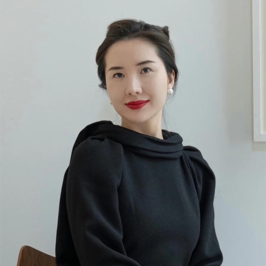 董花花穿粉色半身长裙照片,落魄的阔太太