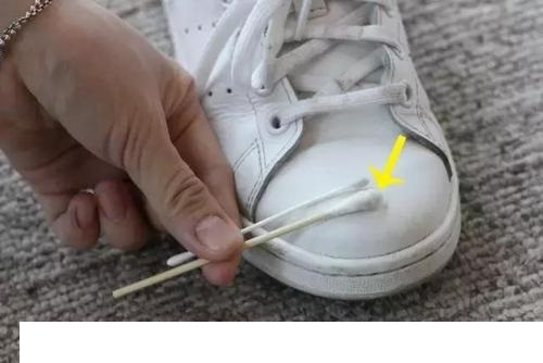 小白鞋怎样刷才干净视频,小白鞋变黄怎么刷干净