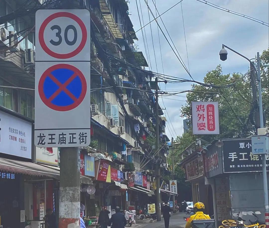 做后厨厨师的00后女孩,女川菜大厨