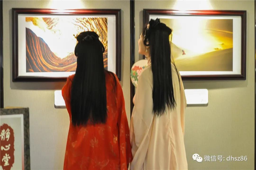 敦煌鸣沙山下百花争艳,甘肃敦煌鸣沙山下杏花枝头春意闹