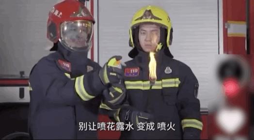 男孩喝碳酸饮料瓶爆炸,一小孩被喷泉水柱冲起
