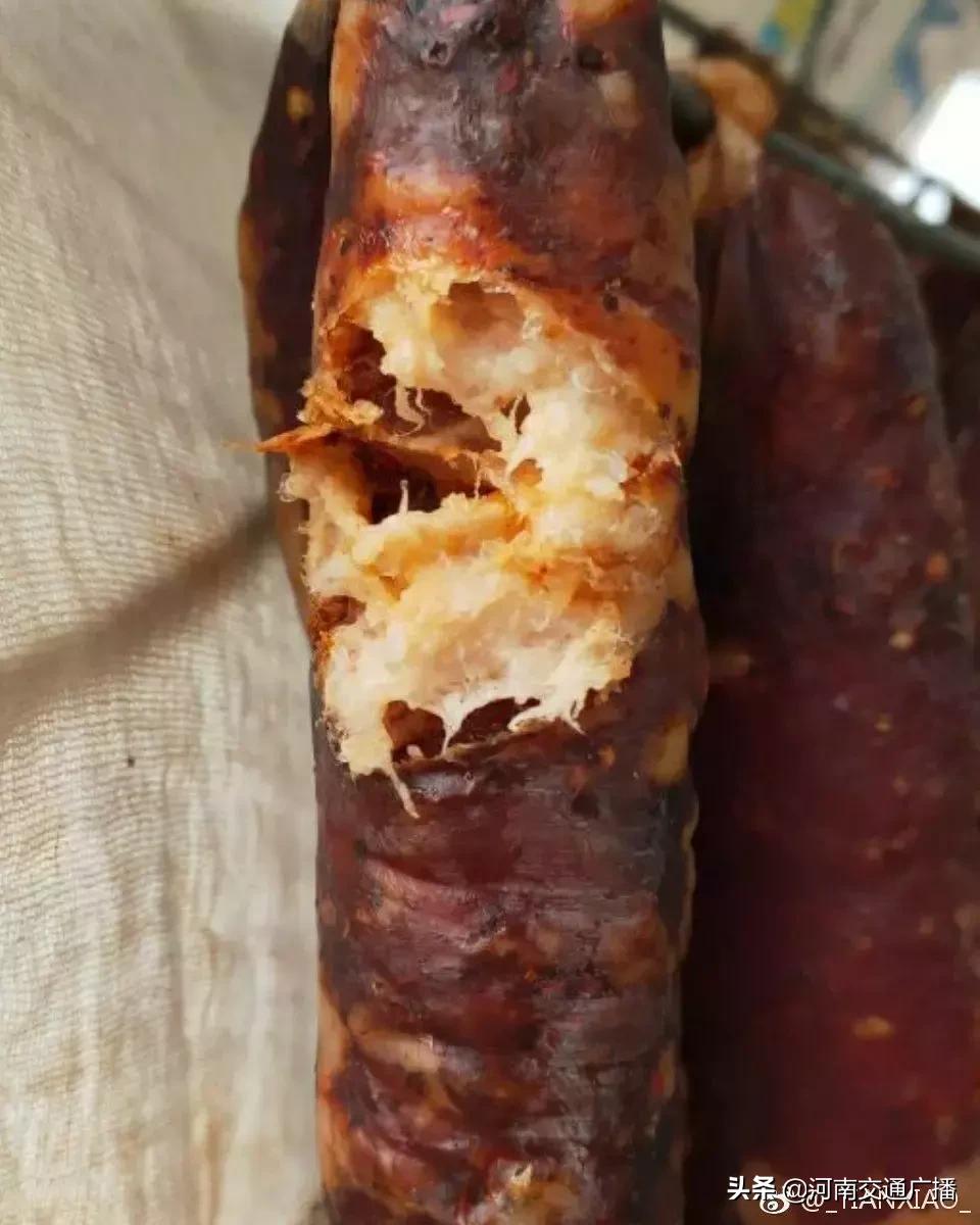 鸟儿偷吃香肠腊肉,香肠腊肉挂外面被鸟吃